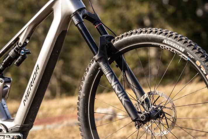 Die Rockshox Lyrik Select+ hat bereits die Dämpfungstechnologie der Topgabel aus der Ultimate-Baureihe intus.