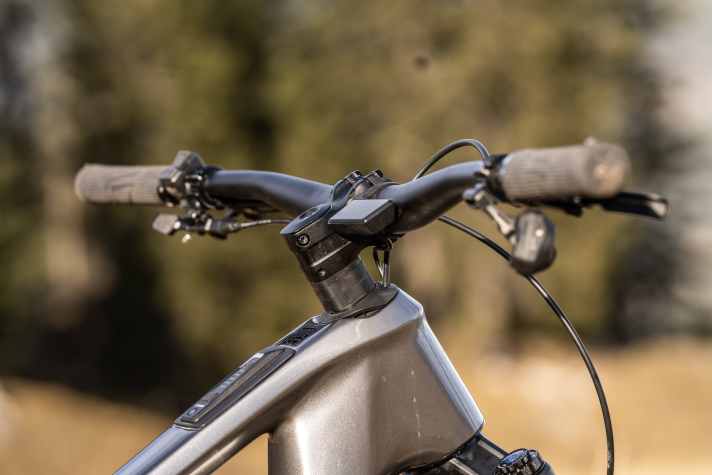 Trotz Spacern unter dem Vorbau bleibt die Front tief. Ein Riser-Lenker kann Abhilfe schaffen.