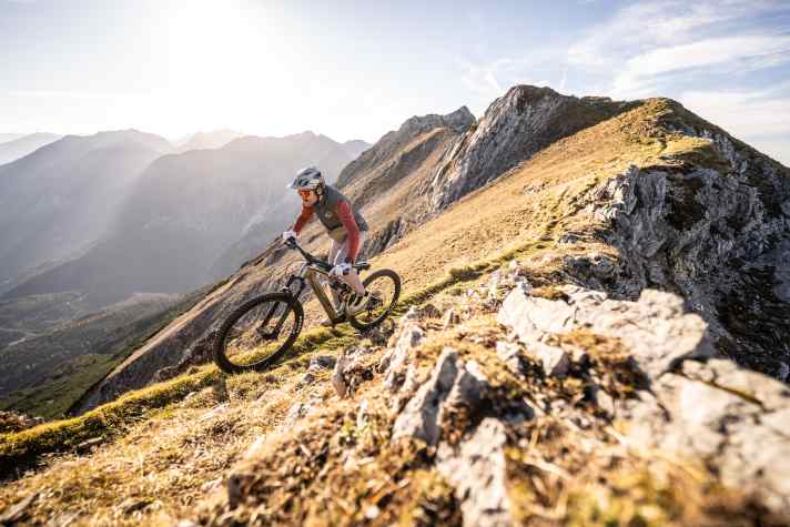Geht man sparsam mit dem Akku um, oder montiert den optionalen Range-Extender, ist das gutmütige eOne-Sixty SL perfekt für Abenteuer im alpinen Gelände geeignet.