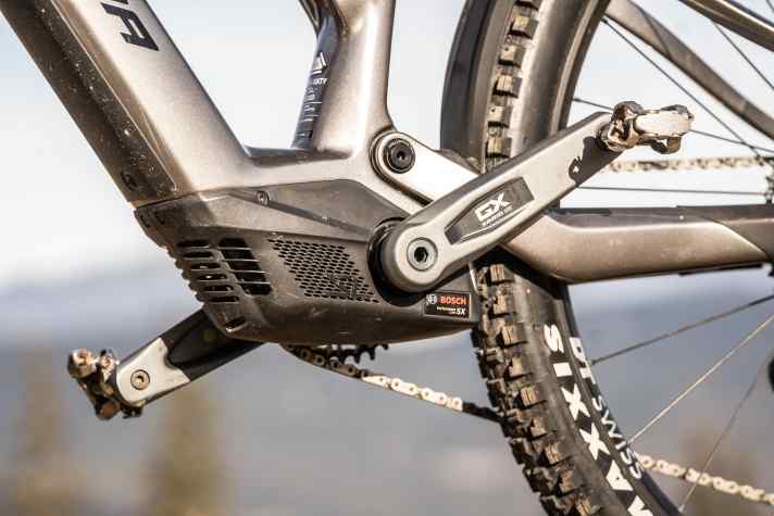 The SX motor delivers a high peak power for a light bike. It pulls strongly at a high cadence. This makes its riding behaviour pleasantly dynamic and very lively. Top modulation.