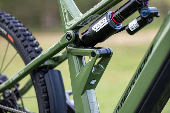 Die Kinematik mit neuer Dämpferanlenkung wurde explizit auf den Rockshox Vivid ausgelegt, der mit seiner großen Luftkammer recht linear arbeitet. So soll das Bike auch gut mit Stahlfederdämpfern harmonieren.