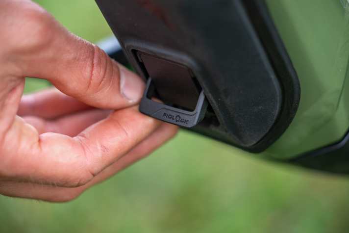 The battery cover is held in place by a magnetic Fidlock fastener. When dirty, handling was no longer ideal.