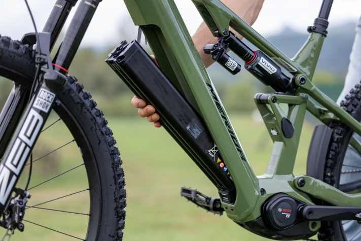 Die Batterie kann schnell und einfach aus dem Unterrohr geklappt werden. Es passen wahlweise Powertube 800 oder 600 ins Bike.