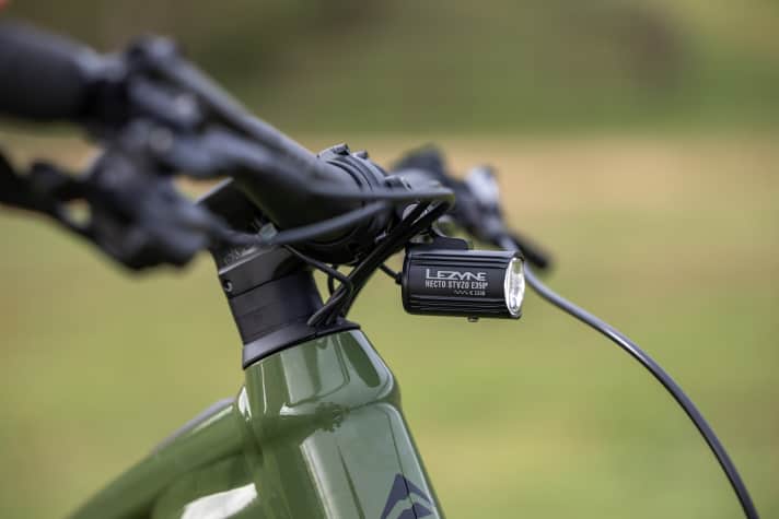 Für den sicheren Heimweg nach dem Feierabendbier im Bikepark hat das eOne-Eighty eine Leuchte von Lezyne verbaut. Dazu: integrierte Zugführung durch den Steuersatz.