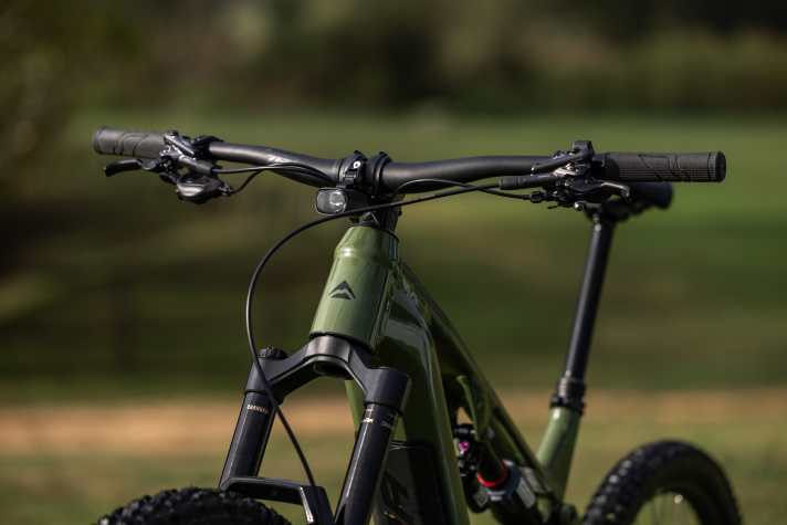 A fairly flat handlebar keeps the front at a comfortable height and counteracts the extremely high stack.