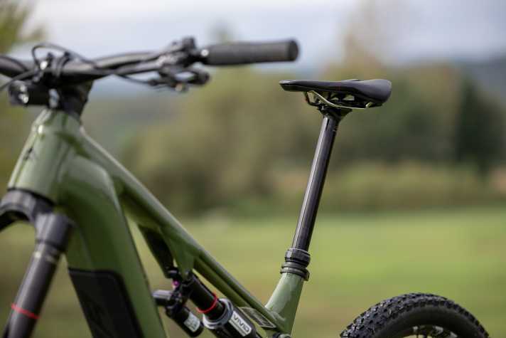 Die hauseigene Teleskopstütze mit verstellbarem Hub (bis 230 mm) bietet maximale Bewegungsfreiheit, ideal anpassbar.