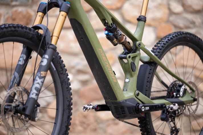 Nein, das ist keine Akku-Klappe, sondern eine großzügige Gummierung zum Schutz des Rahmens. Der Compact Tube 400 ist fest im Unterrohr verbaut.