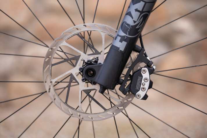 Downhill strength instead of gram fiddling: Srams Maven brakes on the top model are a clear statement of robustness and riding safety.