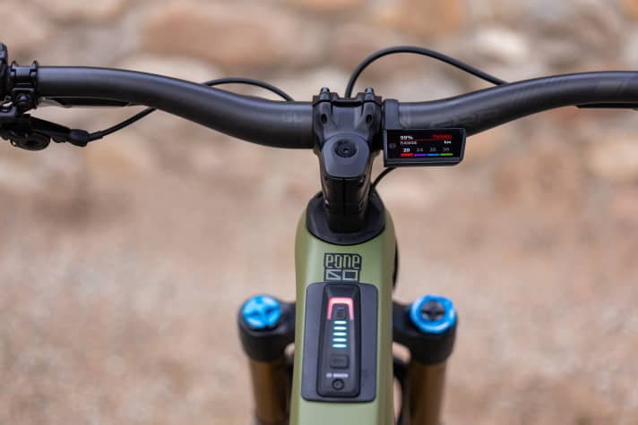 For the display, Merida relies on the combination of a system controller in the top tube and the Purion 400 display on the handlebars.