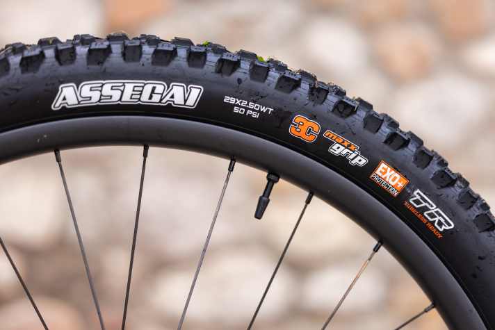 At the front, the super grippy Maxxis Assegai with soft sticky rubber provides plenty of grip and riding safety.