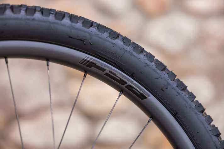 The top model comes with brand new carbon wheels from FSA.