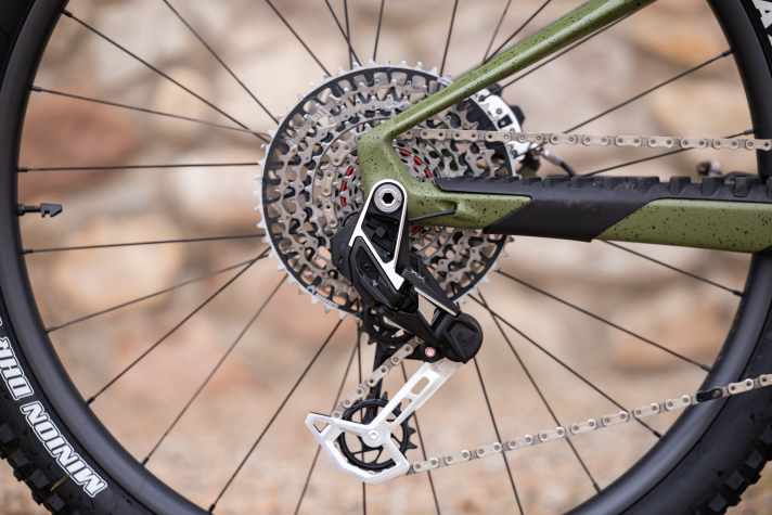 The Sram Eagle Transmission is wirelessly connected to the gear lever. The power comes from the Bosch main battery.