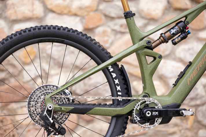 Trotz üppigem Hub von 160 mm setzt Merida auf ein Flexpivot-Design. Also flexible Sitzstreben aus Carbon, statt zusätzlichem Gelenk im Hinterbau.