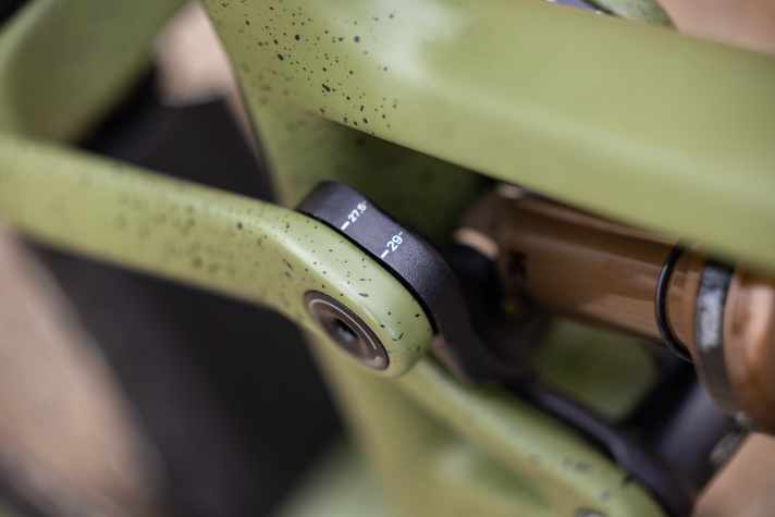 As an option, the eOne-Sixty SL can also be ridden with a small 27.5 cm rear wheel. If you change the flip chip, the geometry remains unchanged. As standard, the bike is only available as a 29er.