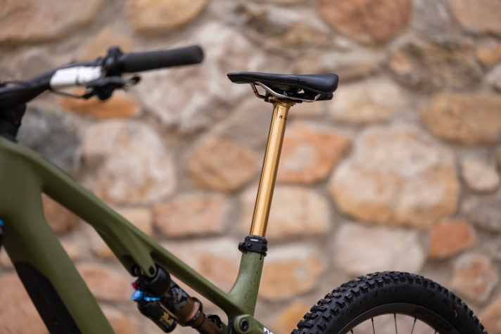 Dank kurzer Sitzrohre passen sehr lange Teleskopstützen ins Bike - und das nutzt Merida auch für die Serienausstattung. Hier 240 Millimeter im XL-Rahmen.