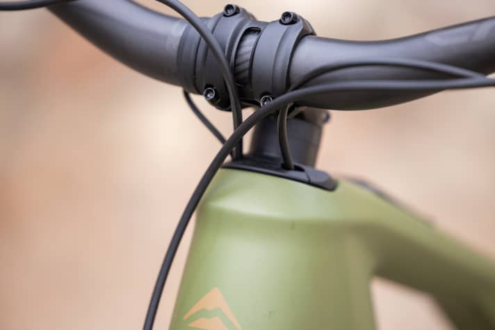 The cables run through the headset into the inside of the frame. What looks neat and tidy can sometimes lead to stress during servicing and tightening work.