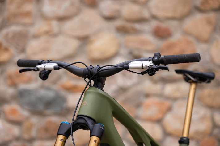 The stack of the eOne-Sixty SL is low due to the short head tube. On the top model, handlebars with a 40 mm rise ensure that the handlebar centre is not too low. The other models have lower handlebars.
