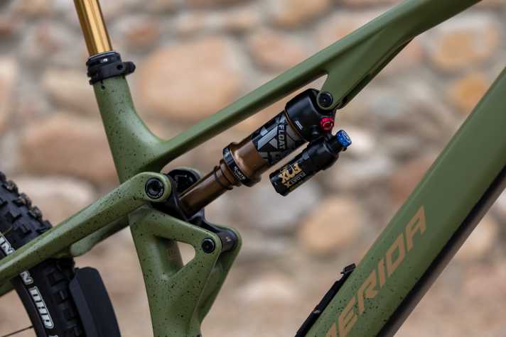 Merida also saves some weight on the shock and opts for the Float X instead of the thick X2. We think this makes sense for an all-round light eMTB.