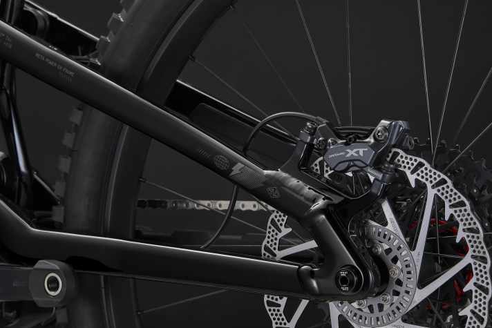 Glaubt man den ersten Bildern, kombiniert Commencal die XT-Bremsen mit Scheiben von Galfer. Vermutlich für mehr Standfestigkeit.