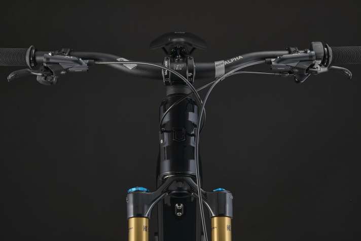 The cables run classically from the head tube to the inside of the aluminium frame.