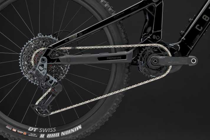 The chainstays grow with the rider and measure 445 or 450 mm depending on the frame size.