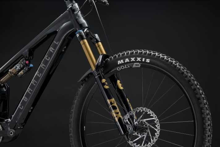 The Fox 36 Factory provides suspension control in the Signature model for 9500 euros.