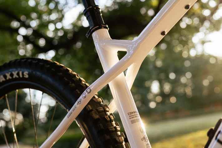 For more comfort at the unsprung rear, the seat stays now run directly into the top tube without bracing