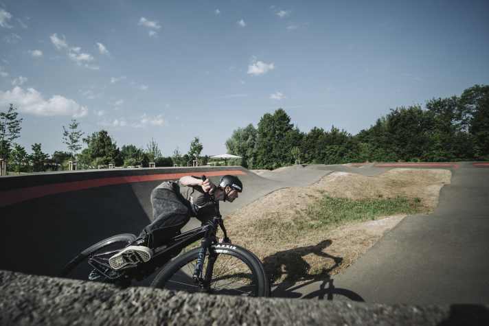 Der Pumptrack schult die Fahrtechnik.