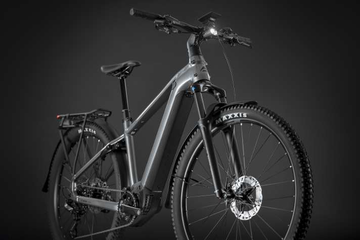 Für alle Wege gerüstet: das Merida eFloat CC SUV-Bike mit Mountainbike-Bereifung und Federgabel