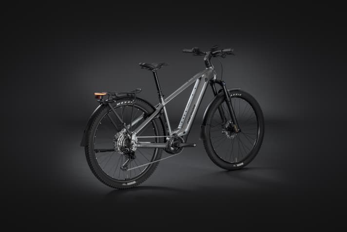 Aus der neuen Rahmenplattform eFloat entwickelt Merida zwei Modelle: das eFloat CC, ein SUV-Bike mit Mountainbike-Reifen, Federgabel, Schutzblechen, Ständer und Beleuchtung