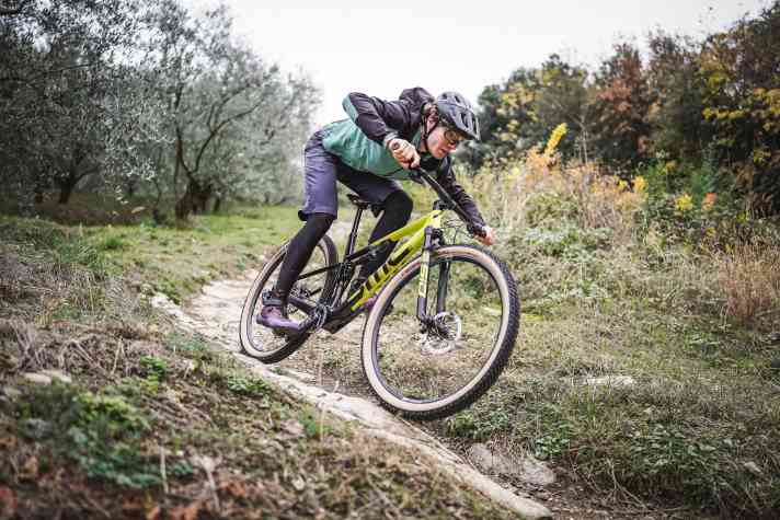 BMC trimmed its Fully Fourstroke for downhill performance early on. Nevertheless, it remains a lightweight racer.