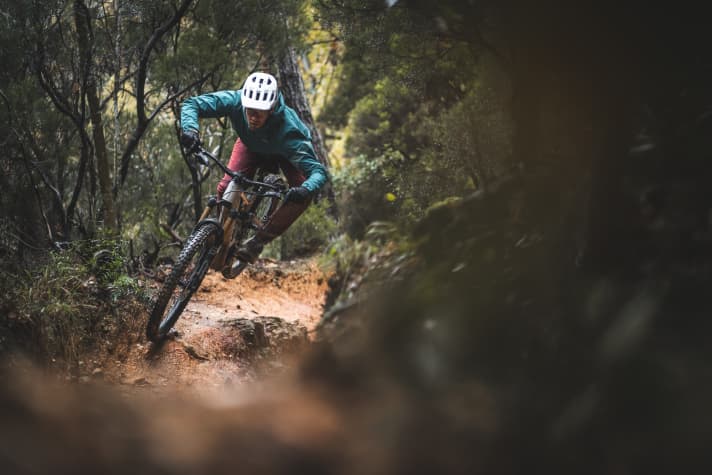 Trotz des Gewichts und des langen Radstands fährt sich das Focus Jam² poppig und lebendig, kann andererseits aber auch mächtig einstecken. Ein gelungener Grenzgänger zwischen All Mountain und Enduro.