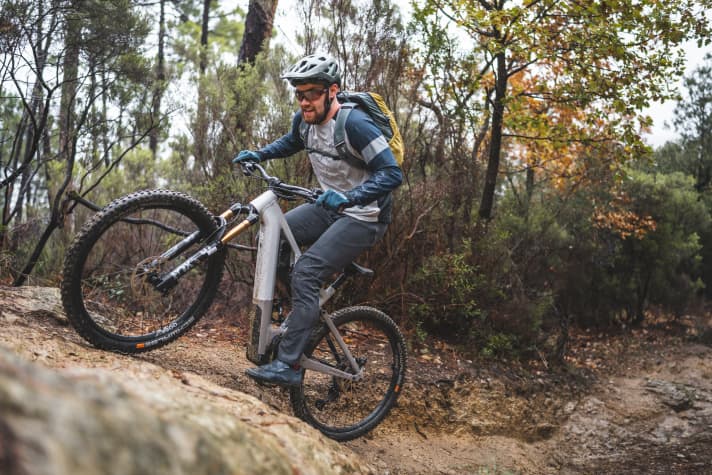 Thanks to the Bosch motor and good riding position, the Focus Jam² climbs competently, even if the traction at the rear could be a little better. Unfortunately, the ground clearance is very low, which means that the bike easily bottoms out on steps.