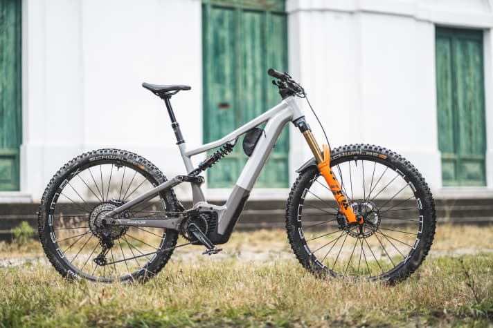 The Sam² 6.9 costs 7899 euros and comes with a Shimano XT groupset, Fox Factory suspension and solid equipment.