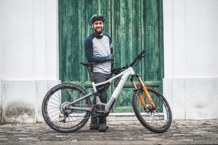 EMTB editor Adrian Kaether with the Focus Sam² 6.9. Who knows the location on the uphill to the iconic Finale trails Pino Morto, Little Champery or Nato Base? Anyone who loves terrain like this could be happy with the character of the Sam².