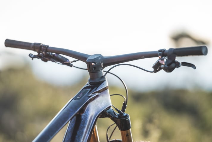 The Contact SLR handlebar stem unit from Giant is designed to be lightweight and offer a high level of riding comfort. Unlike most one-piece cockpits, the stem length and the angle of the handlebars can also be adjusted.