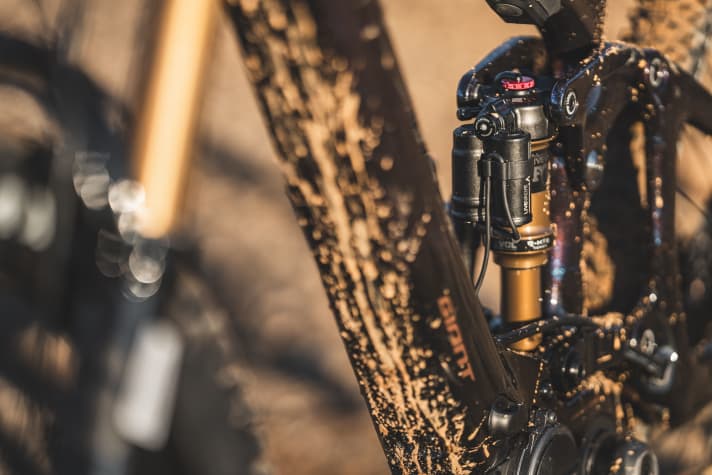 The Live-Valve suspension adjusts the damping to the surface via electronic control. MTBs without a motor require a separate battery for this, while the E-MTB gets its power directly from the bike's battery.