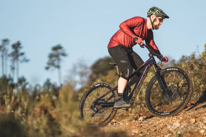 The engine pushes powerfully uphill, but the front end rises slightly at full power. The ride feel is sporty and firm, partly due to the electronic suspension.