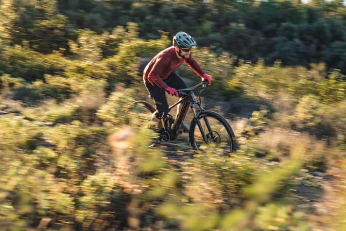 Spritzig und leicht aber auch ganz schön teuer: Mit voller Motorleistung schießt das Giant Trance Elite vorwärts. Das Fahrgefühl ist noch leichtfüßiger als beim Kollegen mit größerem Akku, betont handlich wie ein Bike ohne Motor will das Giant aber nicht sein.