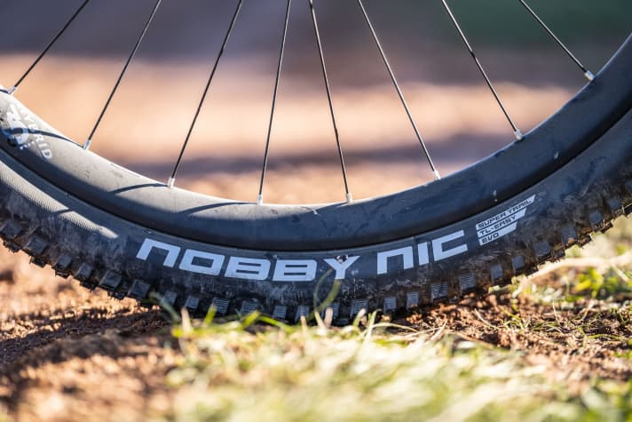 On the front wheel, Schwalbe's Nobby Nic with its hard Speedgrip rubber compound lacks grip. With the Supertrail carcass, the tyres are robust - which is almost a little surprising given the radical diet.