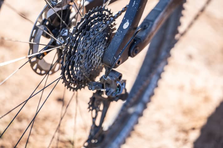 With 10 to 45 teeth, the cassette offers a narrow range. In combination with the large 38 t chainring, there are no mountain gears, which makes the gear ratio unsuitable.