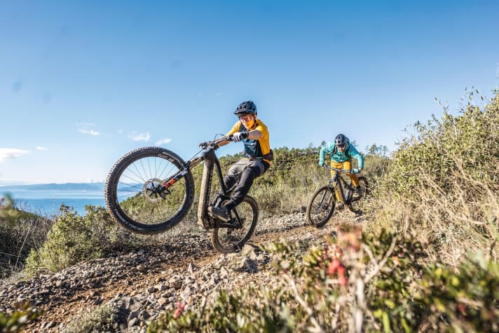 Spritzig? Ja. Doch um das e.drenalin.2 GTS aufs Hinterrad zu ziehen, braucht´s viel Körpereinsatz und eine exzellente Fahrtechnik. EMTB-Tester Tobi zeigt, wie´s geht.