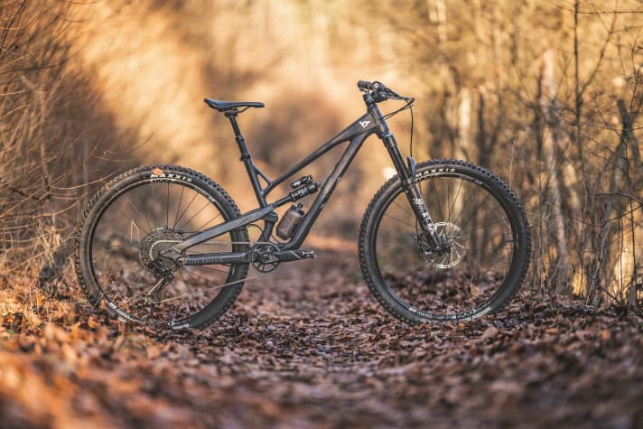 The winner of the BIKE comparison test for affordable all-mountain fullys: the YT Jeffsy Core 2 for € 2999.