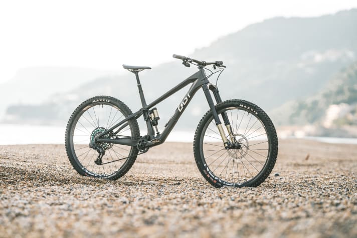 Last's frames are produced by Bike Ahead in Germany. This expertise could help to create a new industry for carbon frames from Europe in Portugal.