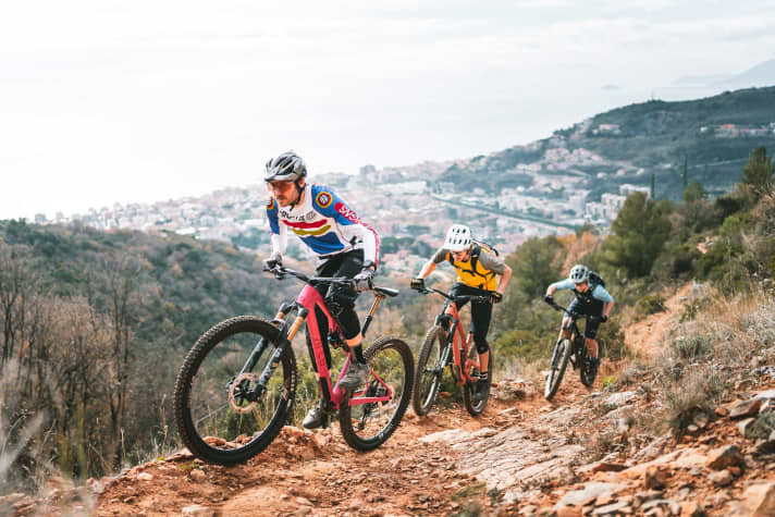 Fotografiert haben wir in Pietra Ligure und getestet auf den Trails rund um Finale – das Bike-Mekka an der Küste Liguriens ist besonders in der kalten Jahreszeit unsere beliebteste Test-Location.