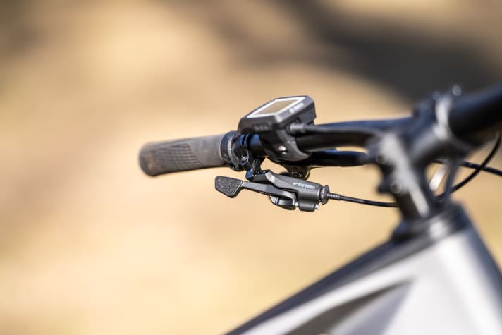 Liebe zum Detail: Der E-Thirteen-Hebel für die Teleskopstütze ist super definiert, ergonomisch anpassbar und griffig. Das fällt auf dem Trail positiv auf!