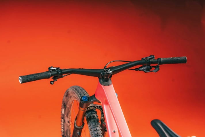 The heavily rearward-cranked Basler bar with a 35 millimetre stem length defuses the long reach.