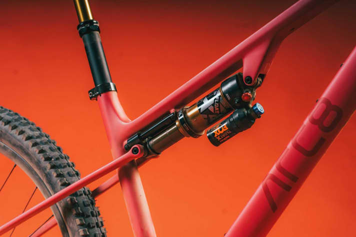 As the damper is guided along the sliders during compression, it does not rotate. This design also offers advantages in terms of frame stiffness.