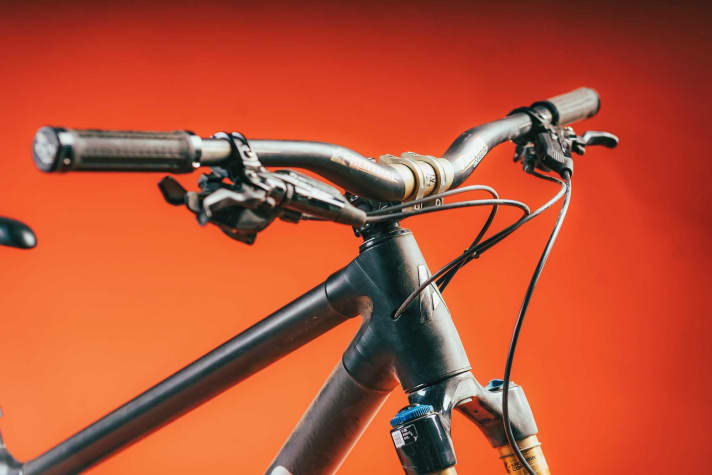 Das Atherton AM.130 vereint 3D-gedruckte Titanmuffen und gerade Carbon-Rohre. Die Einzelteile werden miteinander verklebt.