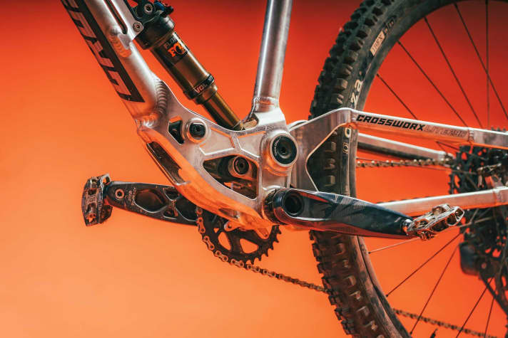 For a maximum low centre of gravity, the linkage is hidden underneath the shock absorber.